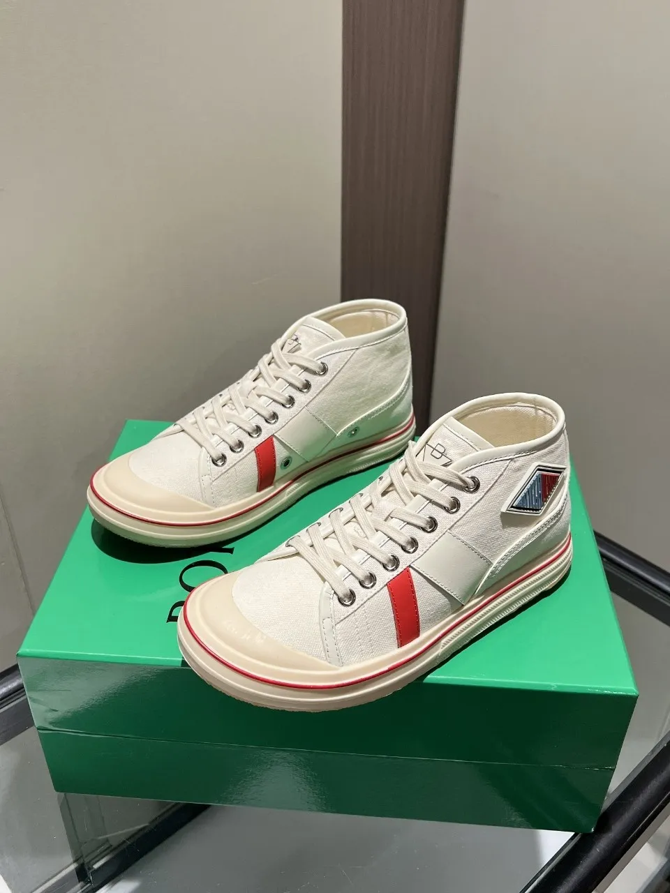 p540🐮🐮Bottega Veneta BV's latest Eliot series, retro basketball shoes, casual sports canvas shoes, become gods when they are launched! [Celebration] [Celebration] A 1:1 copy of the original version, [Fireworks] original material, [Fireworks] original color system, inspired by retro basketball sneakers, the color combination highlights youthful vitality, and perfectly interprets the theme of youth and childlike innocence. The details are also very particular. The summer canvas brings excellent durability and comfort. Designs such as calfskin trim, rubber toe caps and hand-painted retro red lines are full of retro feel. The round toe and convex sole add a modern feel and are suitable for various styles. Easily create a fashionable atmosphere. The upper foot is the focus...can be worn as a couple's shoes...each shoe has more taste and attitude! Fabric: Original customized high-density canvas + cowhide Lining: Original customized breathable canvas Insole: movable latex cowhide insole. Sole: original molded non-slip and wear-resistant TPU material. Sole thickness: 3cm. Size: women's size 35#-40#, men's size 39#-45#.